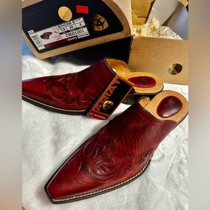 Gorgeous Brand NEW in box ❤️ ARIAT Mules.